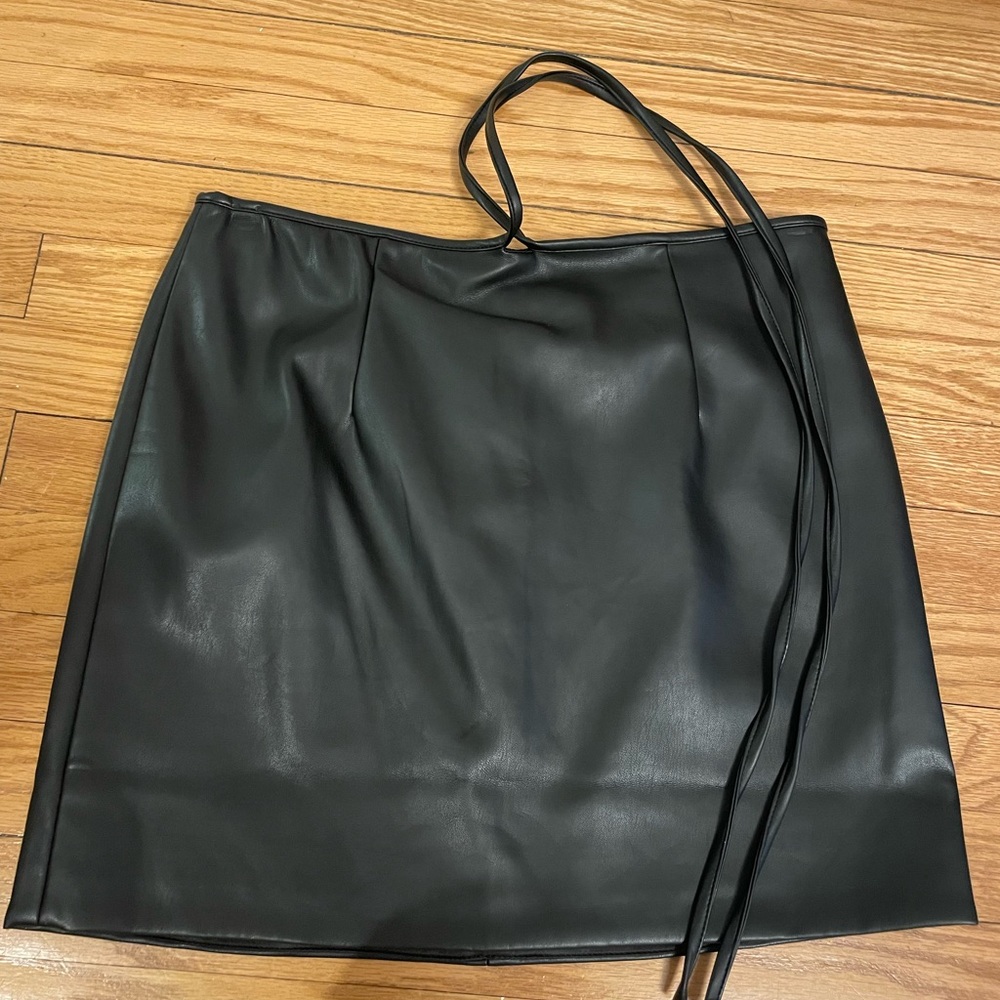 Black tie around the waist leather skirt